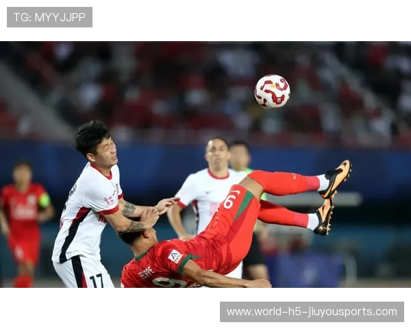 河南队古斯塔沃回撤接应,一脚出球转移到弱侧